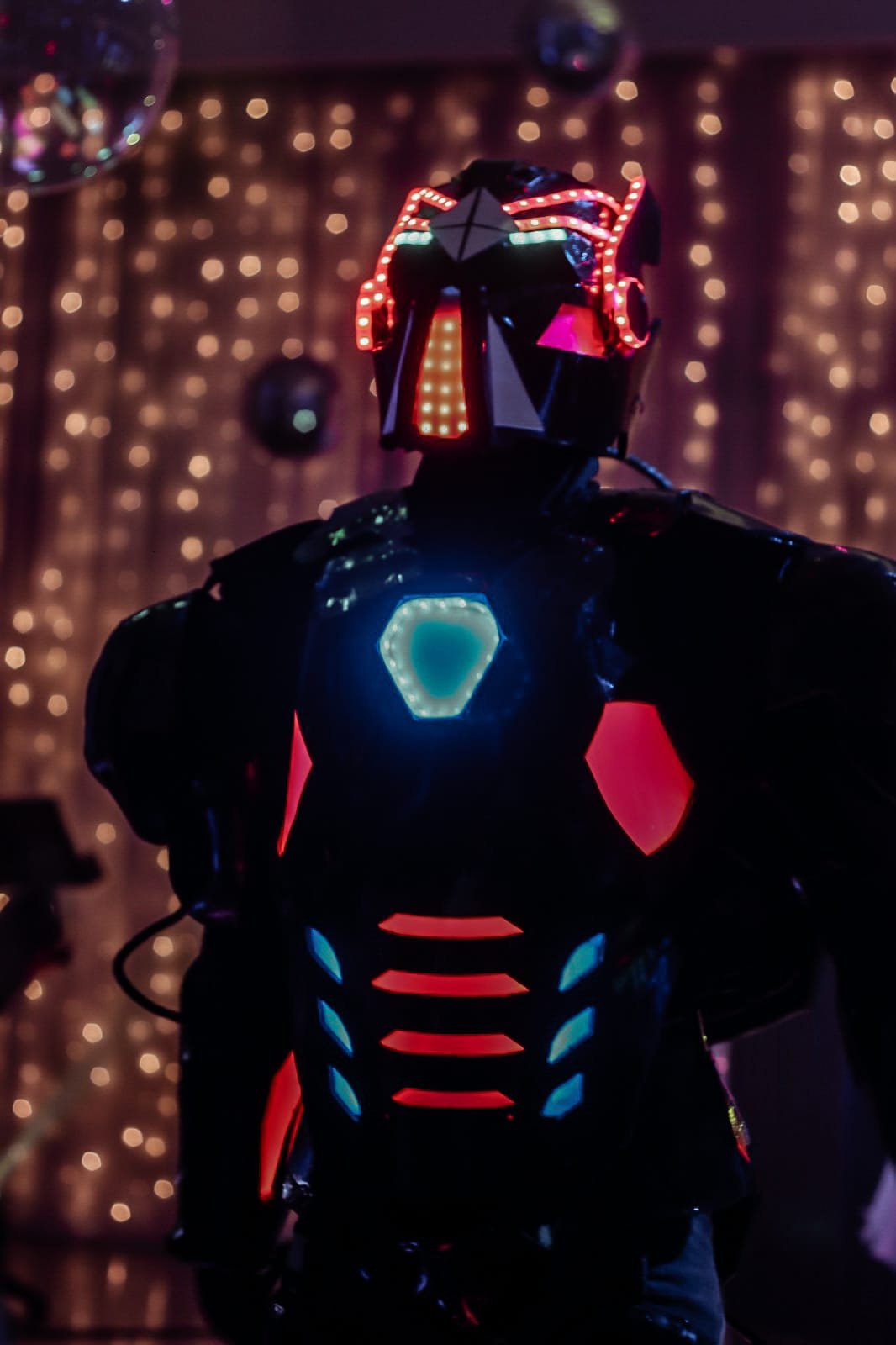 Robô de LED com convidados - Mandala Eventos